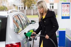 Paliva v Česku zlevnila o desítky haléřů. Litr benzinu natankují řidiči za 42 korun
