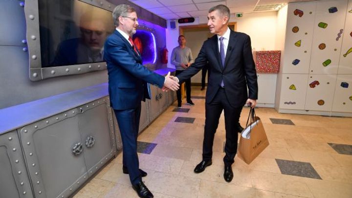 Babiš a Fiala to schytávají za spojenectví při snižování daní, vláda ale zatím nepadá