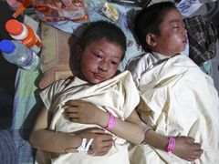 Děti, které přežily zřícení školní budovy v sečuánském městě Tuťang-jen. Ostatní tolik štěstí neměli.