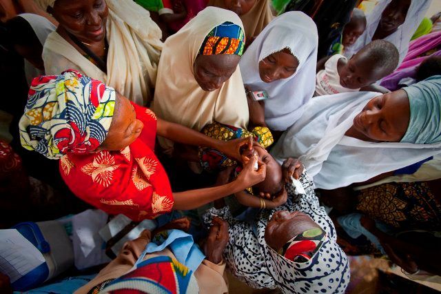 Poliomyelitida - očkování dítěte, Nigérie