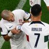 Cristiano Ronaldo přebírá od Pepeho kapitánskou pásku ve čtvrtfinále MS 2022 Maroko - Portugalsko