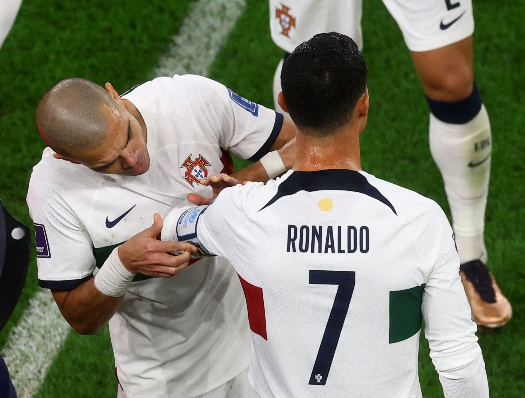 Cristiano Ronaldo přebírá od Pepeho kapitánskou pásku ve čtvrtfinále MS 2022 Maroko - Portugalsko