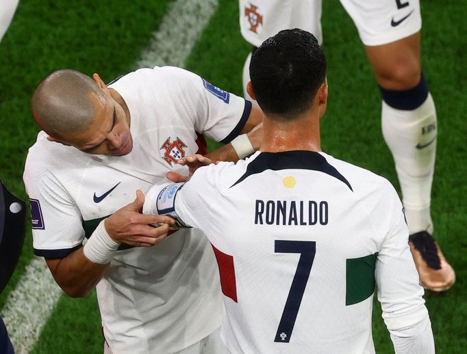 Cristiano Ronaldo přebírá od Pepeho kapitánskou pásku ve čtvrtfinále MS 2022 Maroko - Portugalsko