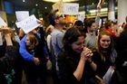 Fotky: Muslimové a uprchlíci, vítejte! Trumpův imigrační zákaz vyvolal protesty na letištích