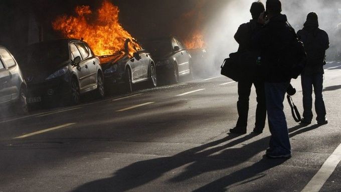 Asi 3000 lidí dnes demonstrovalo v Ženevě proti ministerské konferenci Světové obchodní organizace (WTO), která ve švýcarském městě začíná v pondělí. Část protestujících podle policie rozbíjela výkladní skříně obchodů a bank a podpálila nejméně čtyři automobily.