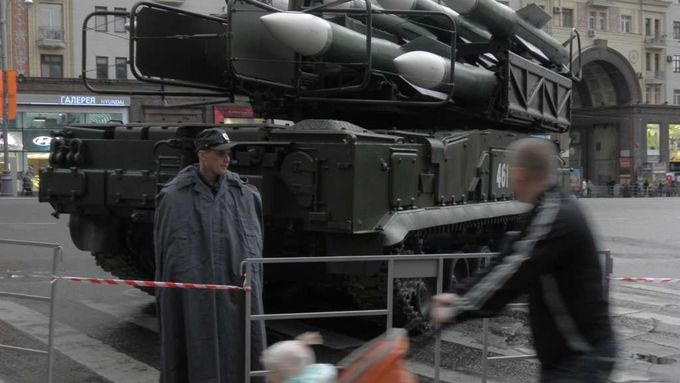Vojenská technika v ulicích Moskvy - protiletadlový komplet Buk-M2.