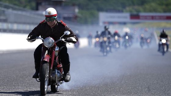 Jawa žije. Autodrom v Mostě zahalil dým dvoutaktů, nechyběly ani novinky