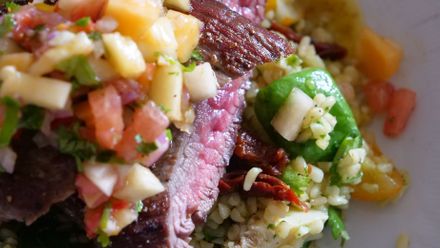 Do ovocné salsy k hovězímu pupku přidejte panáka rumu, radí šéfkuchař