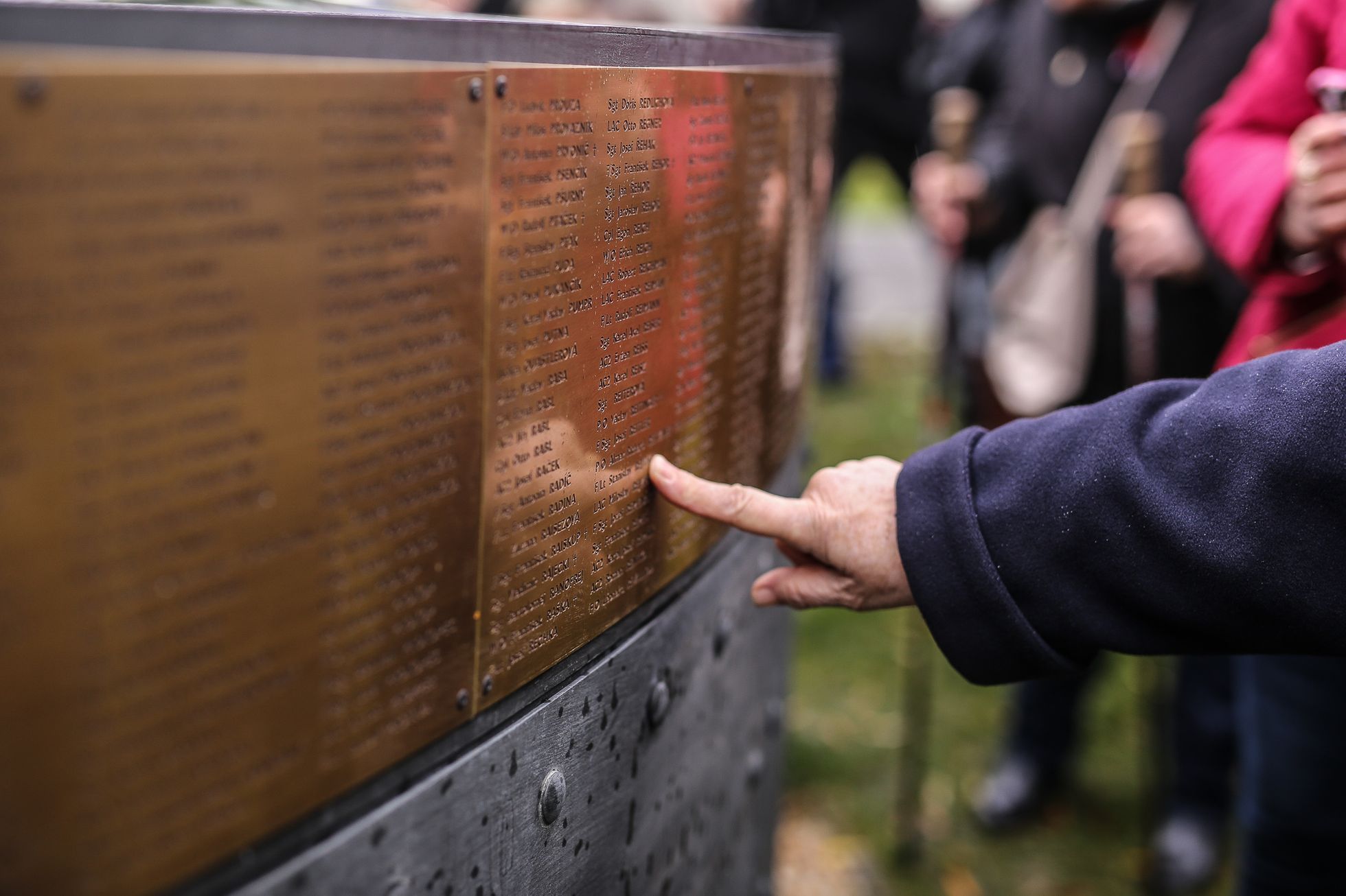 Odhalení pamětní desky Čechoslovákům bojujícím v RAF na památníku na Klárově v Praze