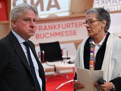Ředitel frankfurtského veletrhu Juergen Boos s Karin Schmidt-Friderichsovou, prezidentkou Svazu německých knihkupců.