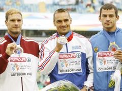 Roman Šebrle (uprostřed) na stupních vítězů po slavnostním ceremoniálu vyhlášení vítězů soutěže desetibojařů na ME. Vlevo stříbrný Maďar Atilla Zsivoczky, vpravo bronzový Alexej Drozdov z Ruska.