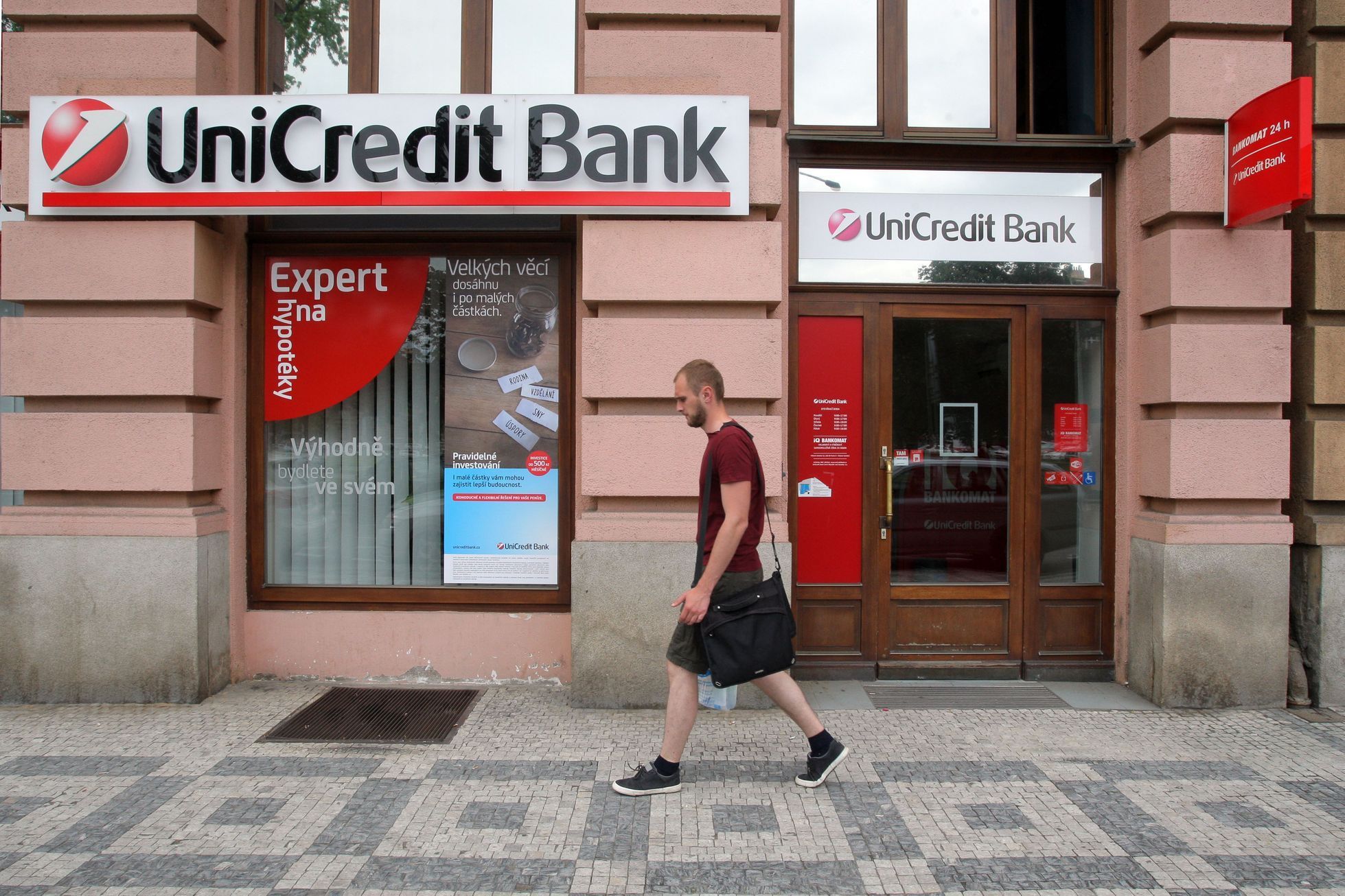 ilustrační fotografie, banka, UniCredit Bank, bankomat, 2017