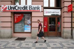 Problémy v UniCredit Bank stále trvají, stěžuje si velká přepravní firma. Potíže hlásí i další