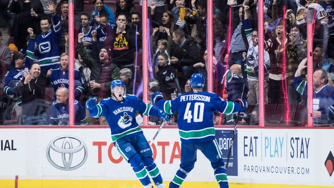 Brock Boeser a Elias Pettersson slaví gól.