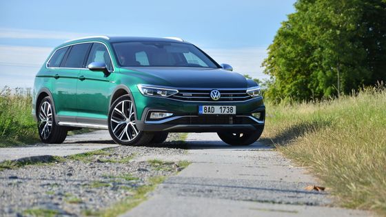 Svrchovaný vládce nad Superbem končí. Poslední test VW Passat se superdieselem