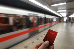 Praha chce najít způsob, jak zaplatit EMS dluhy za opencard