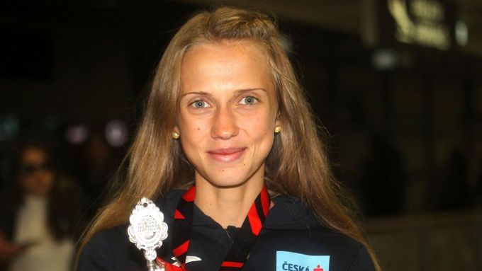 Barbora Macurová se stříbrnou trofejí z MS v běhu do vrchu 2022.