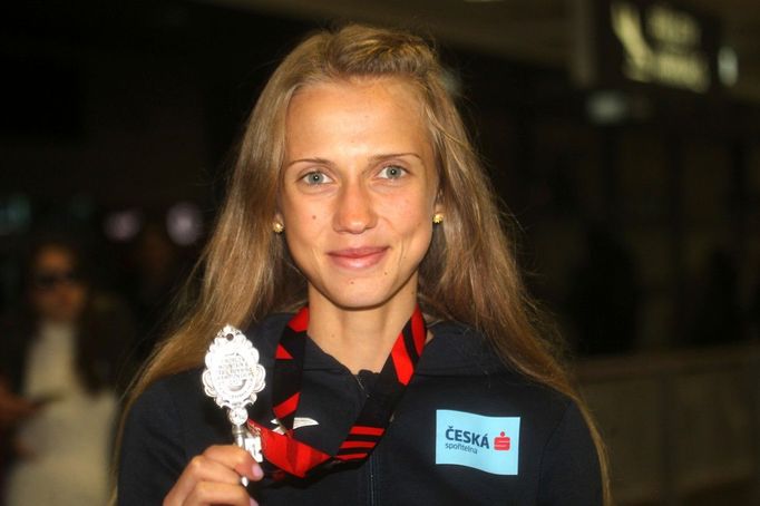 Barbora Macurová se stříbrnou trofejí z MS v běhu do vrchu 2022.