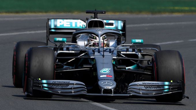Lewis Hamilton v Mercedesu na trati kvalifikace na VC Austrálie formule 1