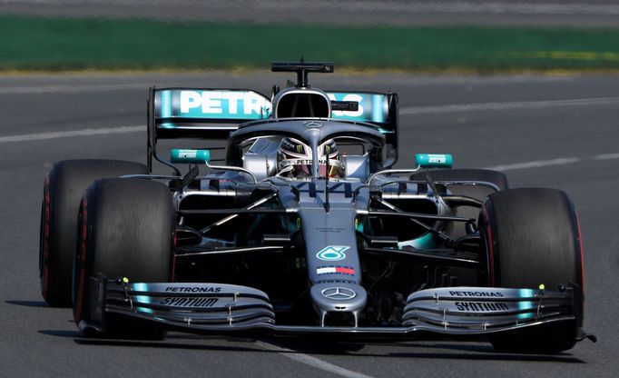 Lewis Hamilton v Mercedesu na trati kvalifikace na VC Austrálie formule 1