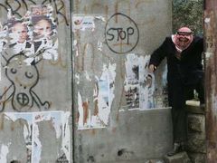 JERUZALÉM (Izrael) - Palestinec prolézá dírou v "izraelské" zdi.