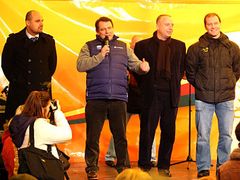 Poslanec Josef Tancoš (na snímku úplně vlevo s bývalými členy ČSSD Paroubkem, Bendou a Šlégrem), i jeho firma inkasuje miliony z dotací.