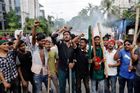 Úřady v Bangladéši zablokovaly internet. Tisíce demonstrantů znovu zaplavily Dháku