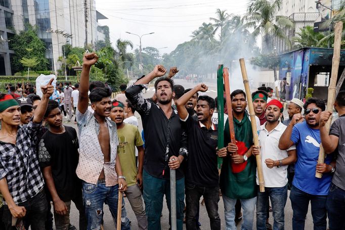 Protesty v Bangladéši požadující rezignaci premiérky šajch Hasíny Vadžídové.