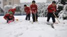 Primary school students shovel snow on their playground after snowfall hit Jilin before winter, in Jilin province October 22, 2012. The cold front sweeping north China will also reach into central and eastern China while bringing snowfall to northeast regions, China's meteorological authorities said here Sunday, Xinhua News Agency reported. REUTERS/China Daily (CHINA - Tags: ENVIRONMENT SOCIETY EDUCATION) CHINA OUT. NO COMMERCIAL OR EDITORIAL SALES IN CHINA Published: Říj. 22, 2012, 8:50 dop.