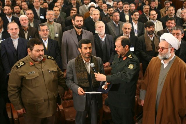 Mahmúd Ahmadínežád odpočítává vypuštění íránské rakety.