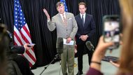 Zástupce ministra zahraničí USA Christopher Landau přivítal první skupinu 59 Afrikánců v hangáru na Dullesově letišti ve Washingtonu. Jejich cestu přirovnal k osudu svého otce, Žida z Rakouska, který ve 30. letech uprchl před nacismem nejprve do Jižní Ameriky a poté do USA.