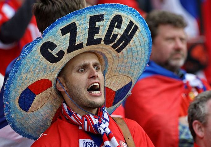 Čeští fanoušci v hledišti Stade de Geneve byli z nepříznivého obratu vývoje utkání řádně rozmrzelí.