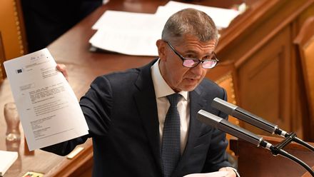 Poslanci schvalují rozpočet. Podaří se Babišovi získat podporu KSČM?
