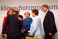 Klimatický balíček je dobrý základ, říká Merkelová. Je to málo, kritizují ekologové