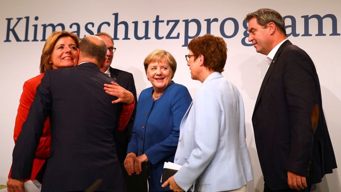 Merkelová s dalšími politiky po schválení klimatického balíčku.