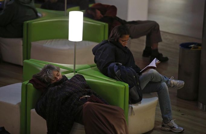 Passengers rest during a 24-hour general strike, at Lisbon International Airport November 14, 2012. Millions of workers joined strikes across southern Europe on Wednesday to protest against spending cuts and tax hikes that trade unions say have brought misery and deepened the region's economic crisis, with Spanish and Portuguese workers holding their first coordinated general strike. REUTERS/Rafael Marchante (PORTUGAL - Tags: BUSINESS POLITICS EMPLOYMENT TRANSPORT) Published: Lis. 14, 2012, 11:11 dop.