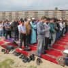 Muslimové se modlí na letenské pláni