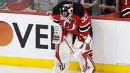 Martin Brodeur je smutný po gólu ve vlastní síti, ale nenesl za gól velkou vinu. Doughty pálil přes obránce Devils a měl tak zakrytý výhled.