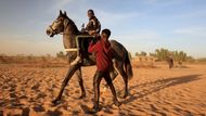 Diop Fallou upravuje sedlo kolegovi během tréninku poblíž senegalského Sangalkamu. "Mnoho z toho, co umíme, nás naučili už doma v rodině, právě tam jsem také získal vášeň pro koně," říká mladý jezdec.