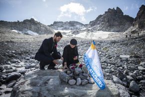 Ve Švýcarsku pohřbili zmizelý ledovec. Jako by mi umřel kamarád, tvrdí glaciolog