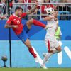 Francisco Calvo a Dušan Tadič v zápase Kostarika - Srbsko na MS 2018