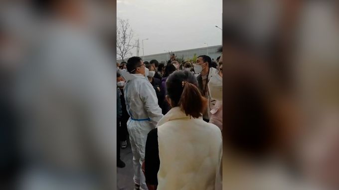 Dělníci z továrny na iPhony hromadně opouštěli čínské město Čeng-čou, aby unikli covidovému lockdownu.