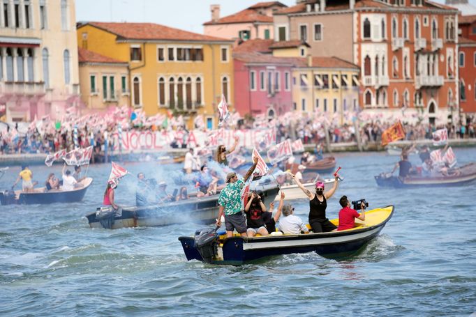 Po více než roční přestávce způsobené pandemií z italských Benátek vyplula první velká výletní loď. Obnovení turistických okružních plaveb provází protesty místních.