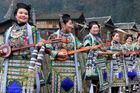 Každoročně se čínský Nový rok neslaví jen v Číně, ale oslavy se pořádají i ve 140 metropolích světa. Kromě samotného Pekingu se slaví i na Tchaj-wanu, v Singapuru, Thajsku, Indonésii, na Filipínách, ale i v Londýně nebo New Yorku. (foto: ženy kmene Dong v tradičních krojích cvičí na oslavy)