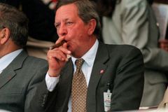 Zemřel bývalý šéf Arsenalu Hill-Wood, Kanonýři pod ním získali dva tituly