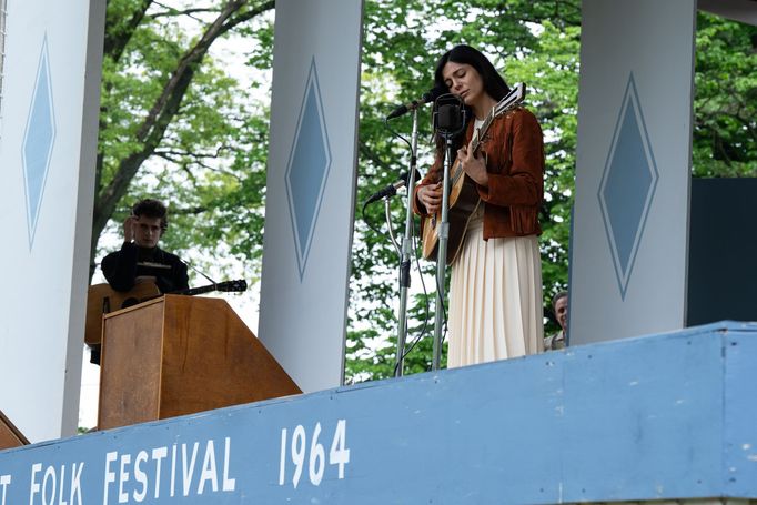 Timothée Chalamet jako Bob Dylan a Monica Barbaro v roli Joan Baez.