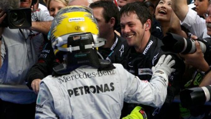 Nico Rosberg si užívá ovací. Schumacher závod v Malajsii nedokončil