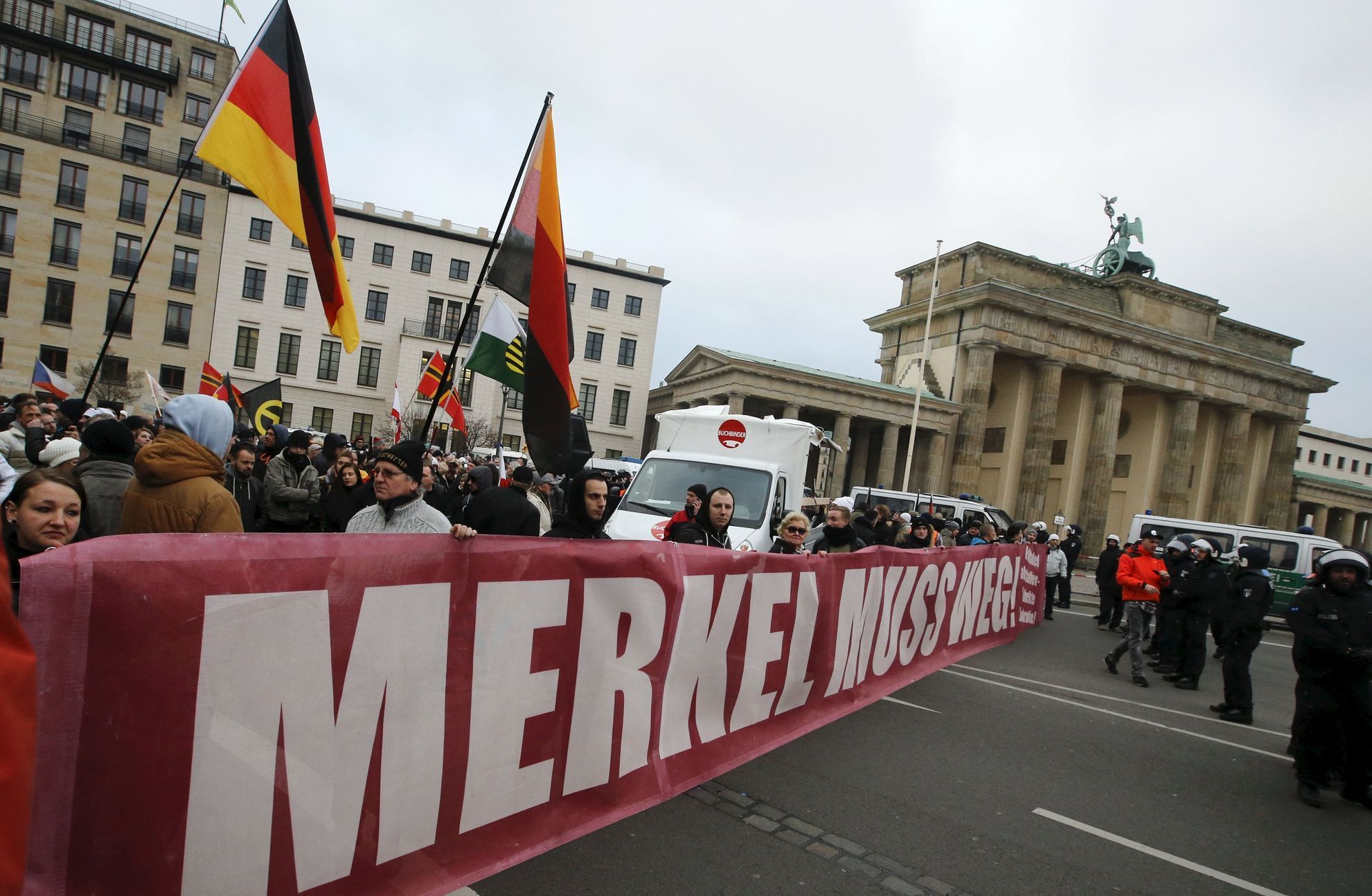 V sobotu se konala demonstrace proti imigrační politice Merkelové u Braniborské brány v Berlíně.