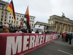 V sobotu se konala demonstrace proti imigrační politice Merkelové u Braniborské brány v Berlíně.