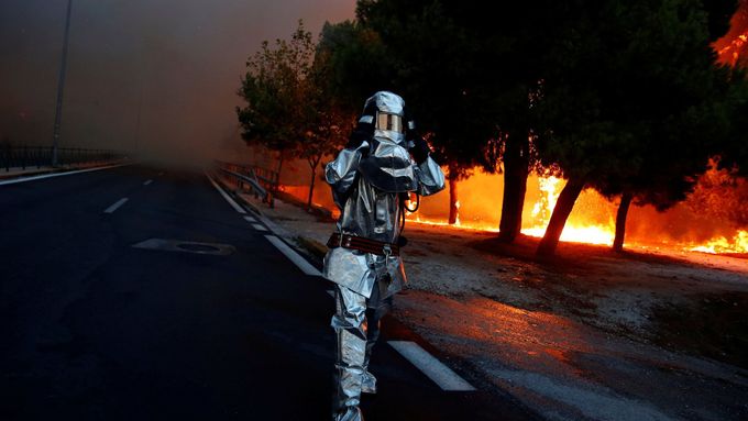 Požáry v řecké oblasti Attika si vyžádaly desítky obětí a zničily tisíce domů.